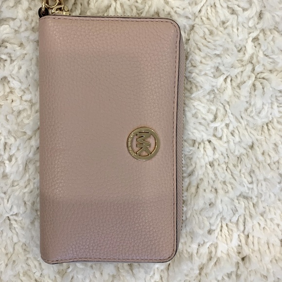 Michael Kors rose coloured wallet with strap - Picture 2 of 4